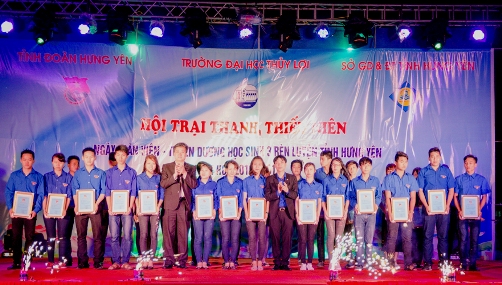 Đ/c Bùi Huy Cường - Bí thư Tỉnh đoàn Hưng Yên trao giấy chứng nhận cho 25 gương học sinh 3 rèn luyện tỉnh Hưng Yên năm 2017